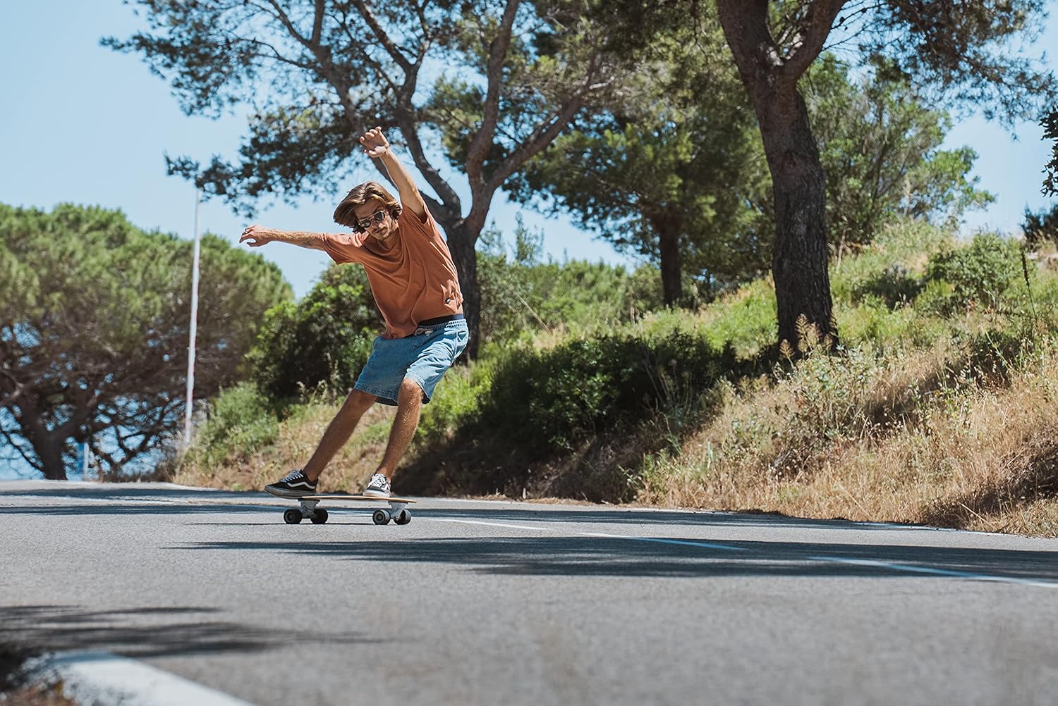 Surfskate Coasto polyvalent : skatepark, street, pumptrack, tout-terrain, cruiser avec trucks optimisés et deck pad transparent. 6 Surfskate Coasto polyvalent : skatepark, street, pumptrack, tout-terrain, cruiser avec trucks optimisés et deck pad transparent. – Image 6